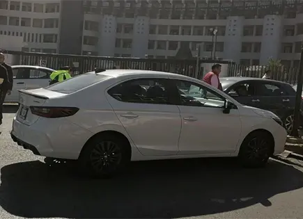 Retiran veh&iacute;culos y objetos que obstru&iacute;an calles en el Centro y colonia Issste