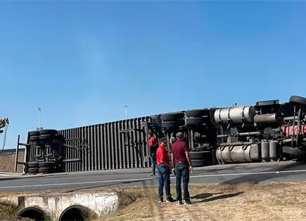 Vuelca tráiler al tomar la carretera a México Vuelca tráiler al tomar la carretera a México