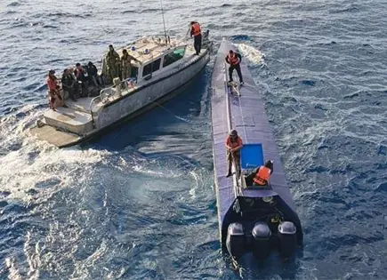 Asegura la Marina semisumergible con 4 toneladas de cocaína Asegura la Marina semisumergible con 4 toneladas de cocaína
