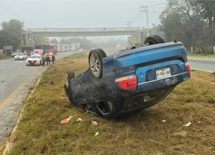 Familia lesionada tras volcar en la Valles-Tamazunchale
