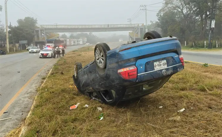 Familia lesionada tras volcar en la Valles-Tamazunchale