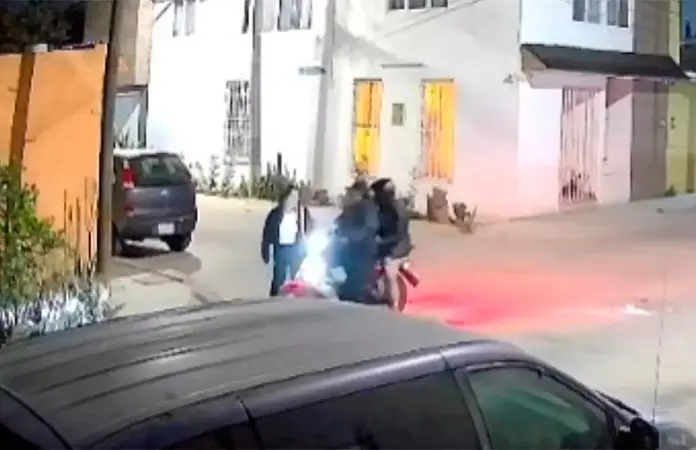 Pareja en moto asalta a mujer en la Col. La Loma