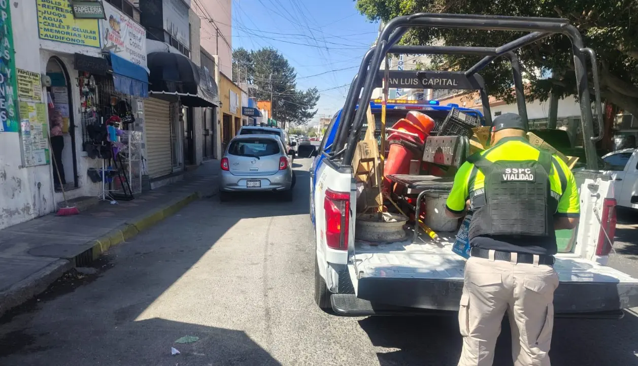 Retira Policía Vial 70 objetos usados para apartar lugares