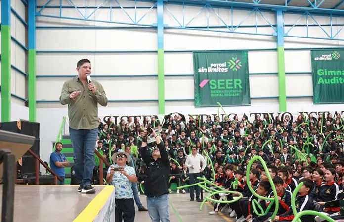 RGC entrega pólizas médicas a estudiantes