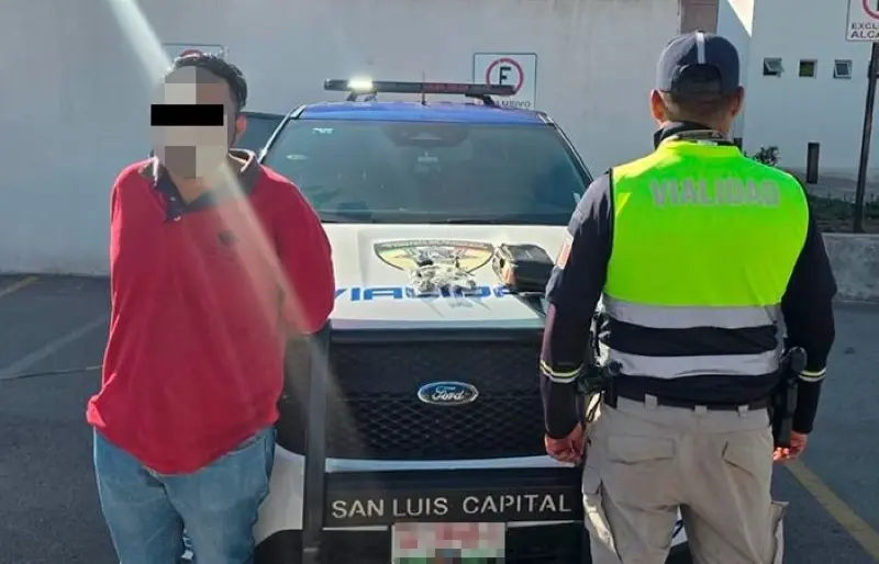 Sorprenden a presunto narcomenudista cerca de Facultad de Derecho
