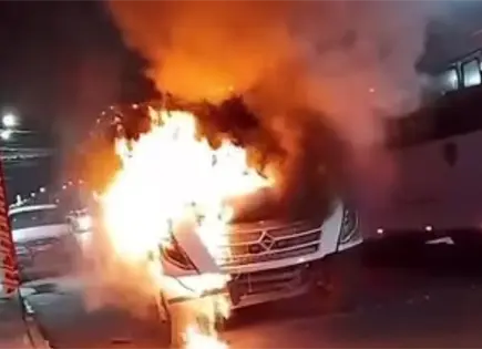 Video | Arde cami&oacute;n de personal en avenida San Pedro