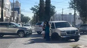 Chocan dos camionetas en Santos Degollado y Avanzada