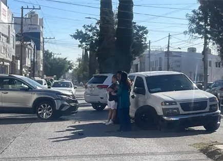 Chocan dos camionetas en Santos Degollado y Avanzada