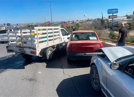 Chocan tres veh&iacute;culos en puente Jos&eacute; de G&aacute;lvez