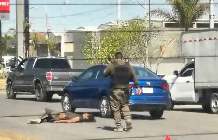 Embisten a hombre en situación de calle sobre la 57