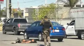 Embisten a hombre en situación de calle sobre la 57