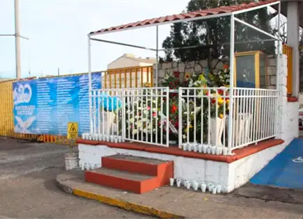 Familias de mineros realizan misa en Pasta de Conchos