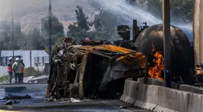 Mueren cuatro tras explosión de pipa gasera en Chile