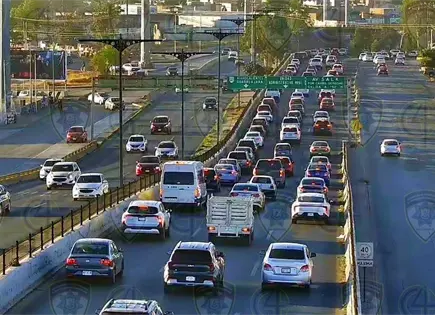 Tráfico intenso en accesos a la Zona Industrial y Salvador Nava Tráfico intenso en accesos a la Zona Industrial y Salvador Nava