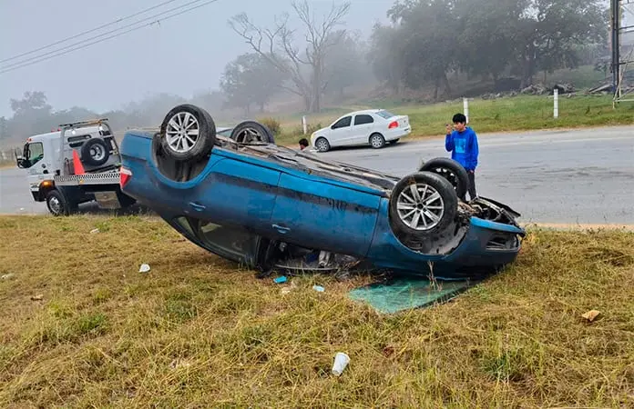 Vuelca vehículo, una familia resulta lesionada