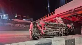 Camioneta termina volcada en el R&iacute;o Santiago