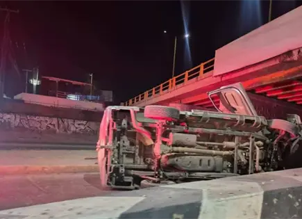 Camioneta termina volcada en el Río Santiago Camioneta termina volcada en el Río Santiago