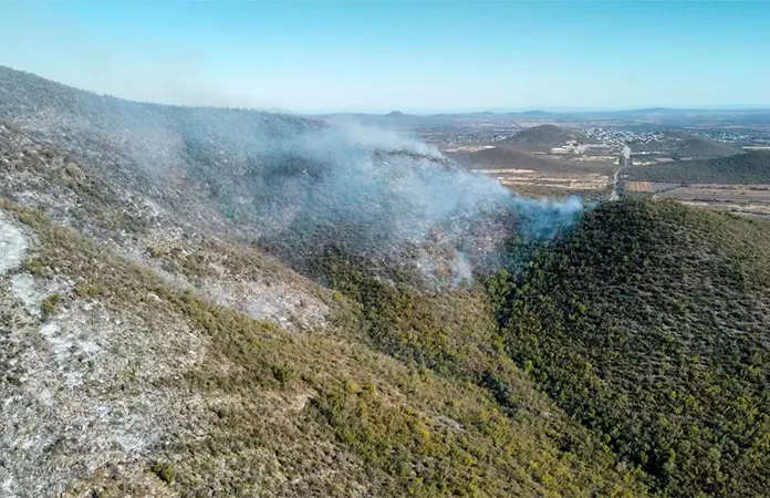 Combaten incendio en Estación Montaña