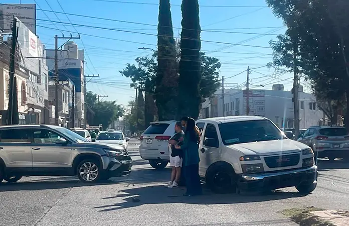 Daños leves deja choque de camionetas