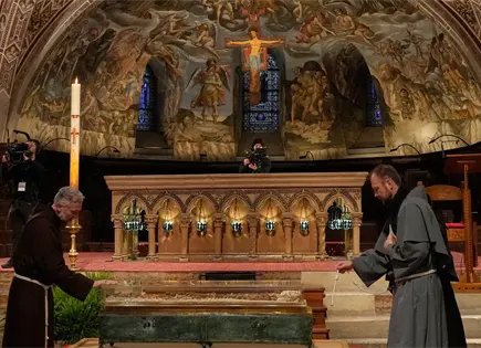 Huesos de san Francisco de Asís se exhiben en Umbría por un mes Huesos de san Francisco de Asís se exhiben en Umbría por un mes