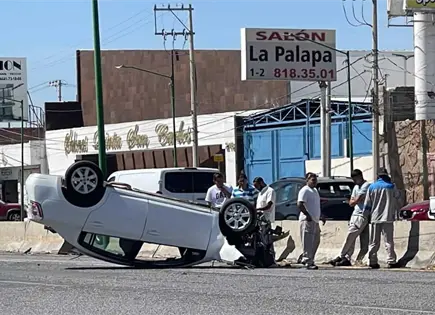 Aparatosa volcadura en carretera a Rioverde