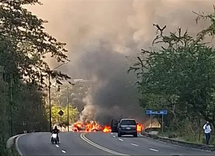 Bloqueos y quema de veh&iacute;culos afectan Michoac&aacute;n y Jalisco