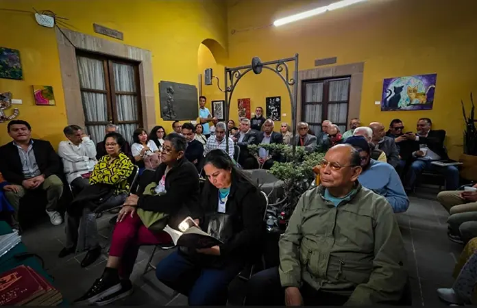 Charla Tejiendo el mito, ficcionando la historia