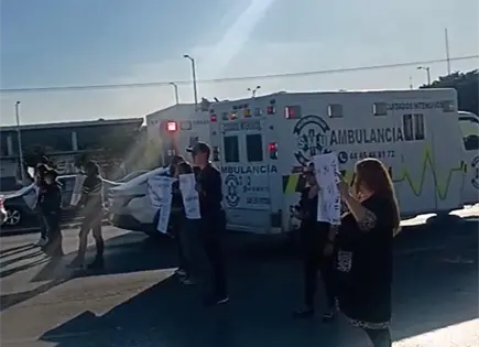 Gremio prehospitalario bloquea carretera 57 para exigir avances en investigaci&oacute;n