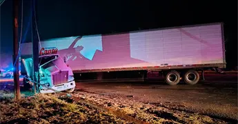 J&oacute;venes en moto sufren accidente, uno muere