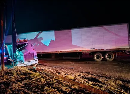 Jóvenes en moto sufren accidente, uno muere Jóvenes en moto sufren accidente, uno muere