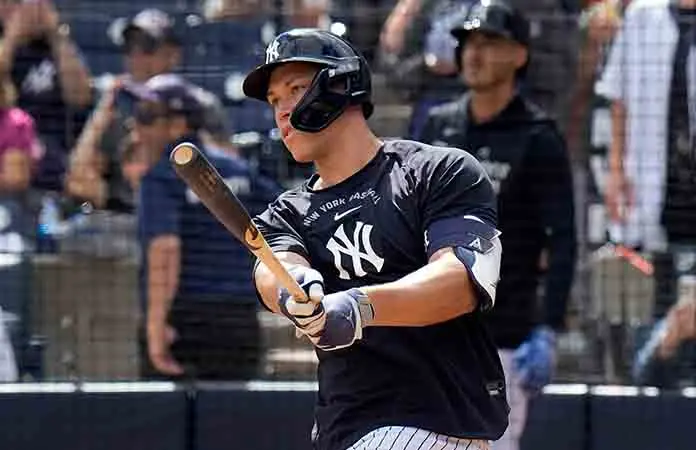 Judge pega 2 HR en debut de primavera