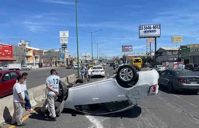 Raudo carro causa percance en la carretera a Rioverde