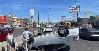 Raudo carro causa percance en la carretera a Rioverde