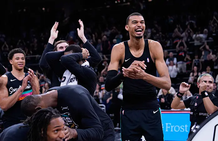 Spurs hilan 8vo. triunfo