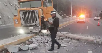 Chofer de cami&oacute;n se lleva poste de CFE en la Valles-Tamazunchale