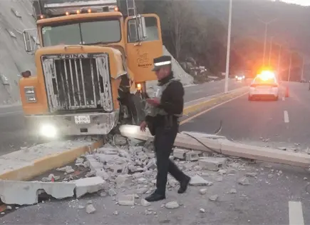 Chofer de cami&oacute;n se lleva poste de CFE en la Valles-Tamazunchale