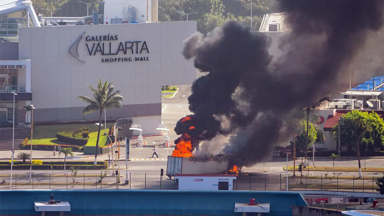 Turistas quedan atrapados por operativo contra el El Mencho