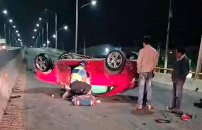 Conductor lesionado al chocar contra contención