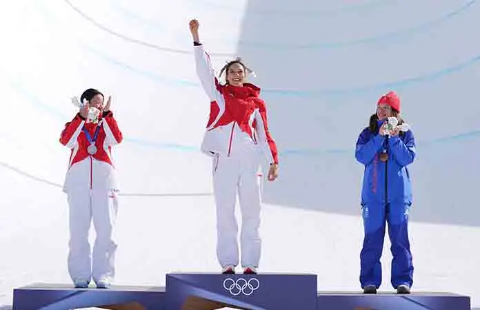 Eileen Gu defiende el oro en halfpipe