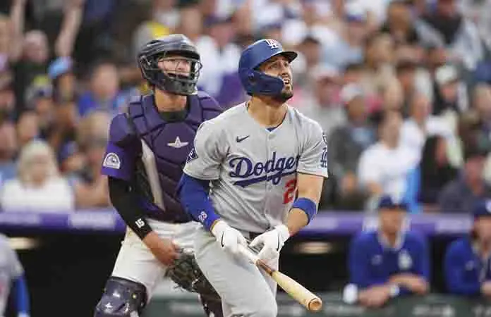 Acuerda M. Conforto contrato de menores