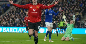 Benjamin Sesko anota gol decisivo para Manchester United en Liverpool