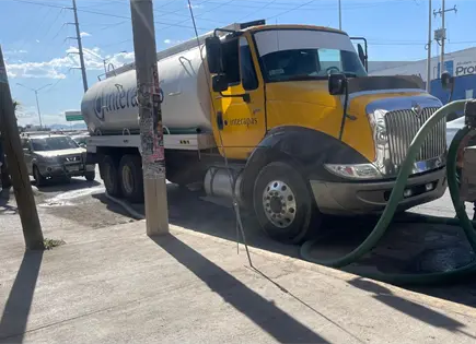 Carambola de cinco veh&iacute;culos deja solo da&ntilde;os en Circuito Potos&iacute;