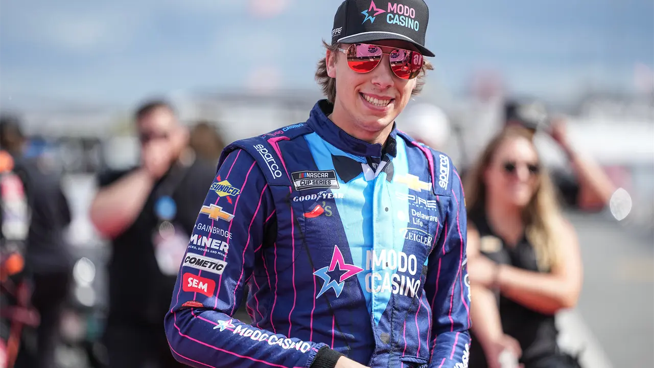 Carson Hocevar impulsa a Spire Motorsports en NASCAR 2026