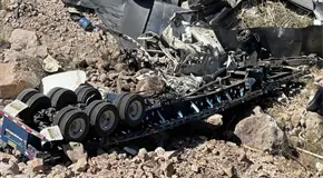 Fotos | Tráiler cae al vacío cerca de Mexquitic; rescatan a chofer