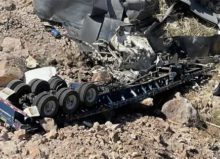 Fotos | Tr&aacute;iler cae al vac&iacute;o cerca de Mexquitic; rescatan a chofer