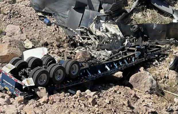 Fotos | Tr&aacute;iler cae al vac&iacute;o cerca de Mexquitic; rescatan a chofer