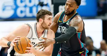 Humillan Spurs a Pistons en su casa