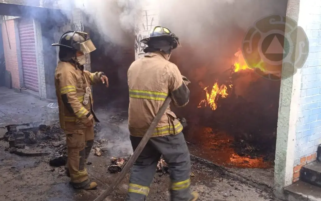 Moviliza incendio a cuerpos de emergencia en el Centro