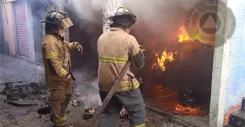 Moviliza incendio a cuerpos de emergencia en el Centro
