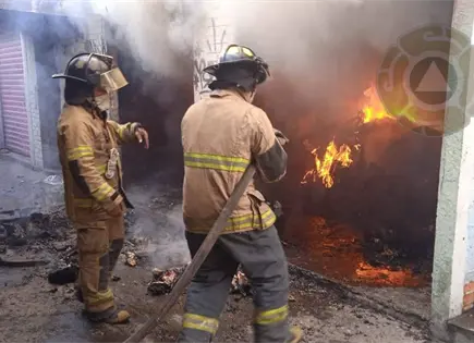 Moviliza incendio a cuerpos de emergencia en el Centro